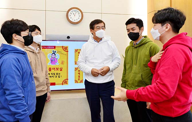 Do you wish to participate in the Squid Game and a virtual overseas tour?<br />LG Chem hosts ‘co-mentoring’ event, management and MZ generation employees become mentors for each other